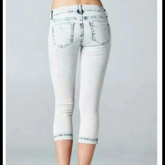 💟 Distressed skinny capris.. - Picture 3 of 3